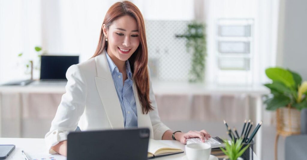 What is business casual woman